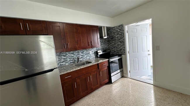 Building Photo - 514 NE 4th Ave