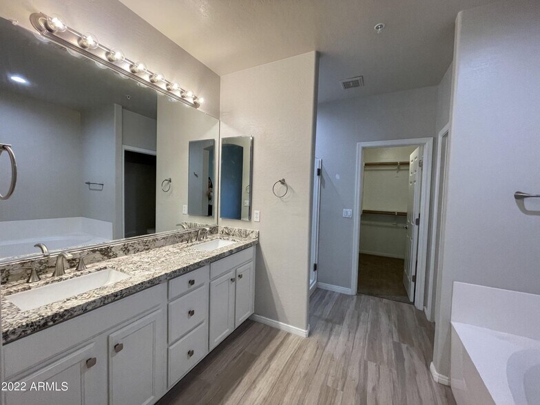 Building Photo - 16420 N Thompson Peak Pky