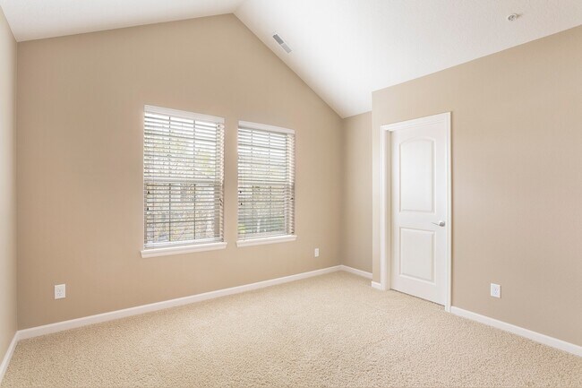 Building Photo - 3 Bedroom 2.5 Bathroom Townhome in the Hea...