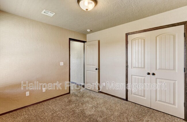 Building Photo - 508 Whispering Oaks Blvd