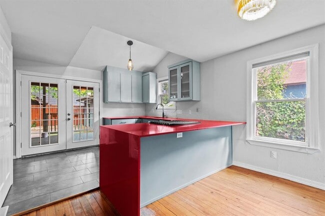 Building Photo - 204 Caney St