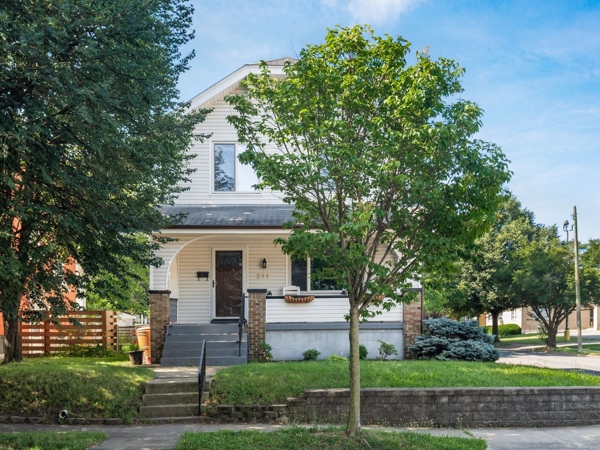 Building Photo - 211 E Jenkins Ave