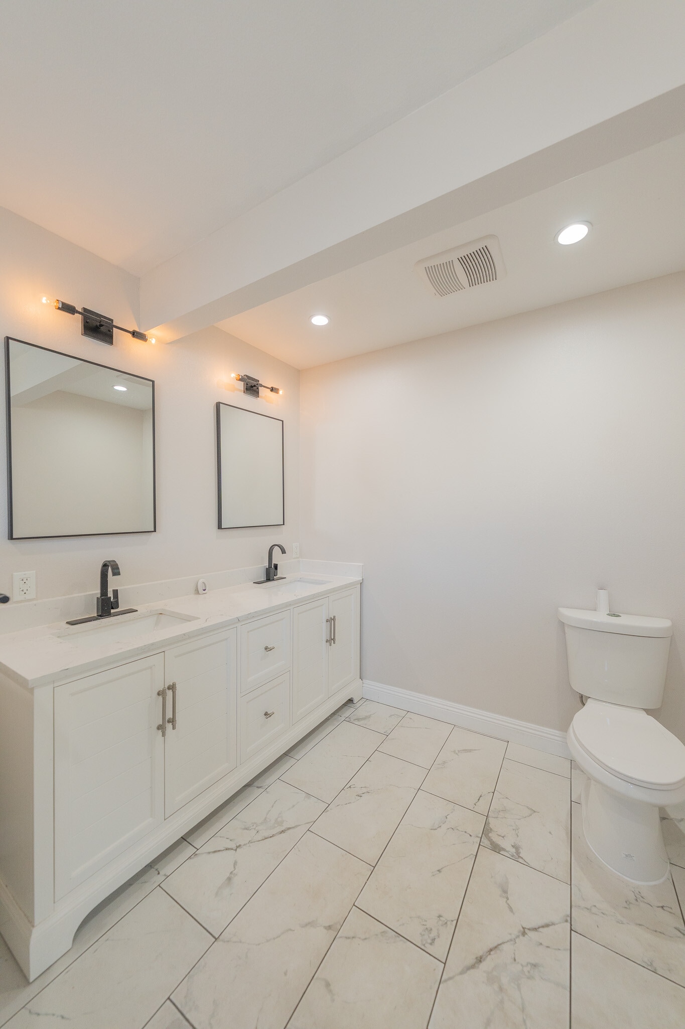 Building Photo - 14947 Chatsworth St