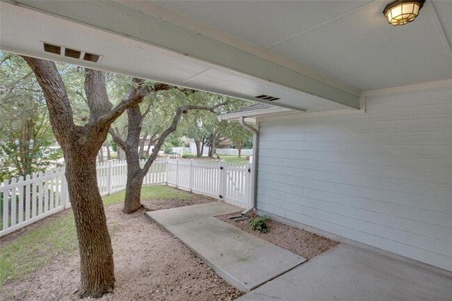 Building Photo - 210 Lollipop Ln