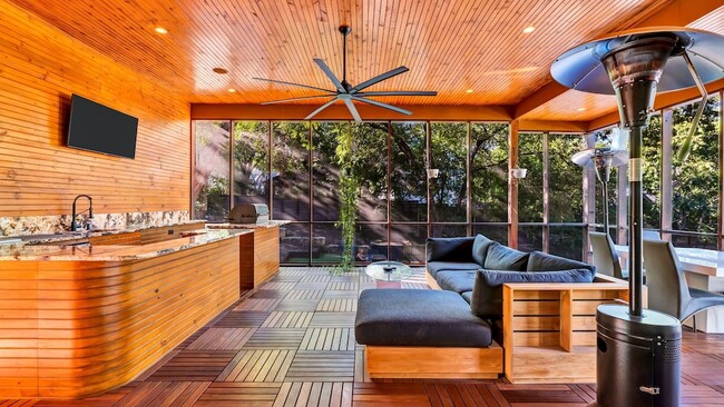 Building Photo - 8635 San Leandro Dr