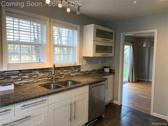 Building Photo - 2050 Wycliffe Ave