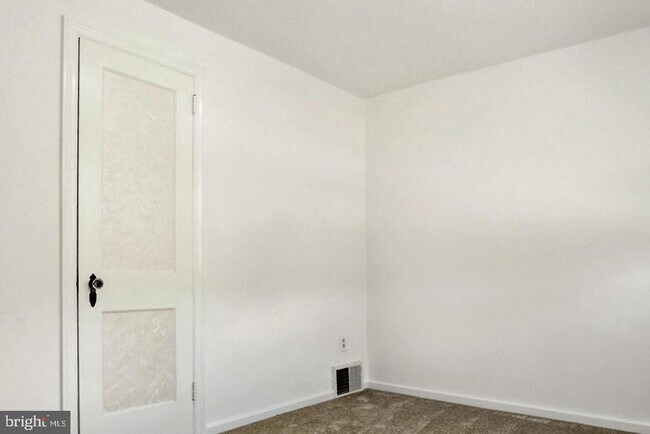 Building Photo - 9 Strathaven Dr
