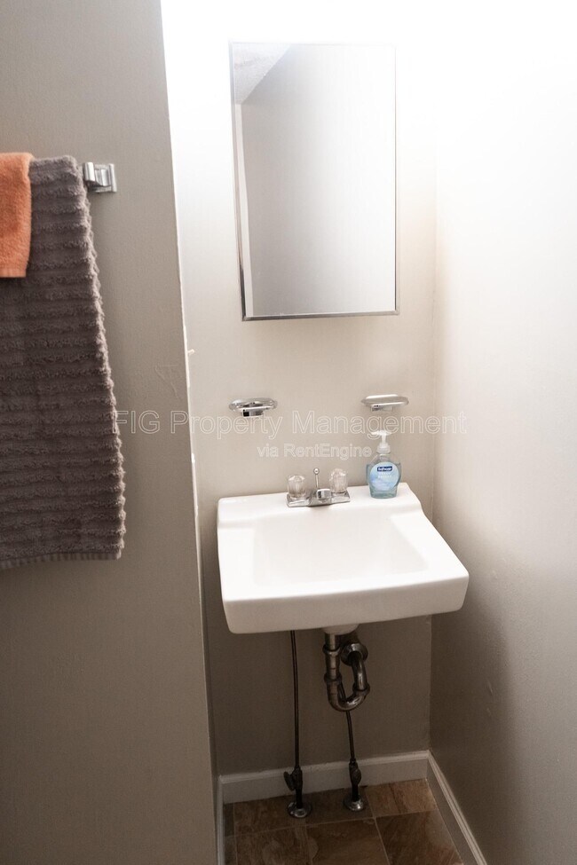 Building Photo - 707 W Race St