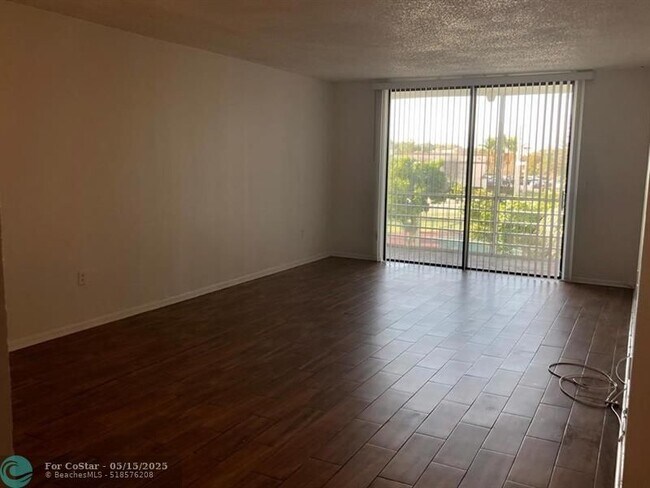 Building Photo - 1800 N Lauderdale Ave