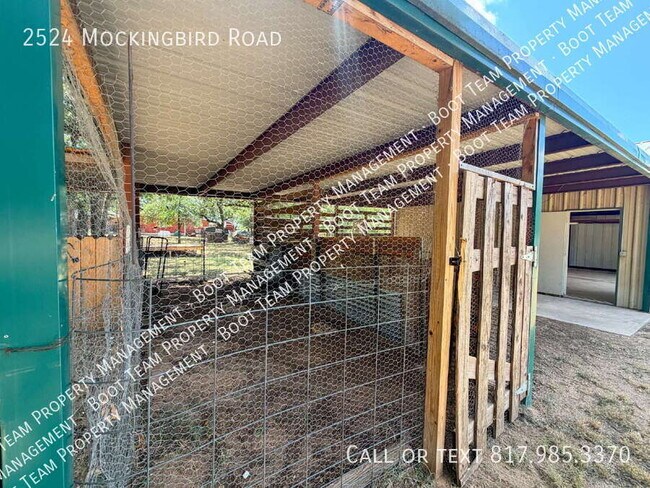 Building Photo - 2524 Mockingbird Rd