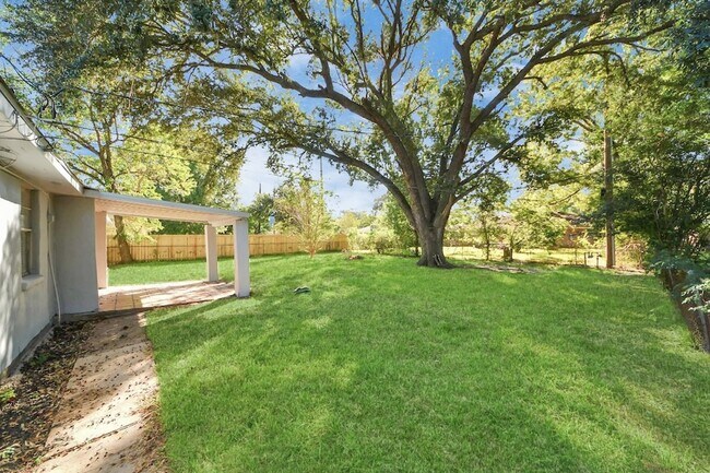 Building Photo - 6031 Dellfern Dr