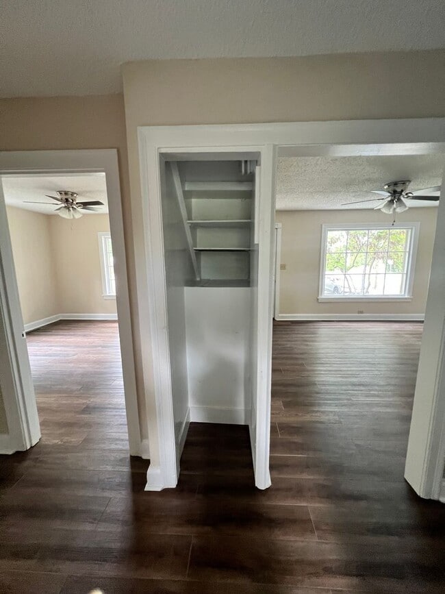 Building Photo - Cozy 2 Bedroom/ 1 Bath Cottage in West Nas...