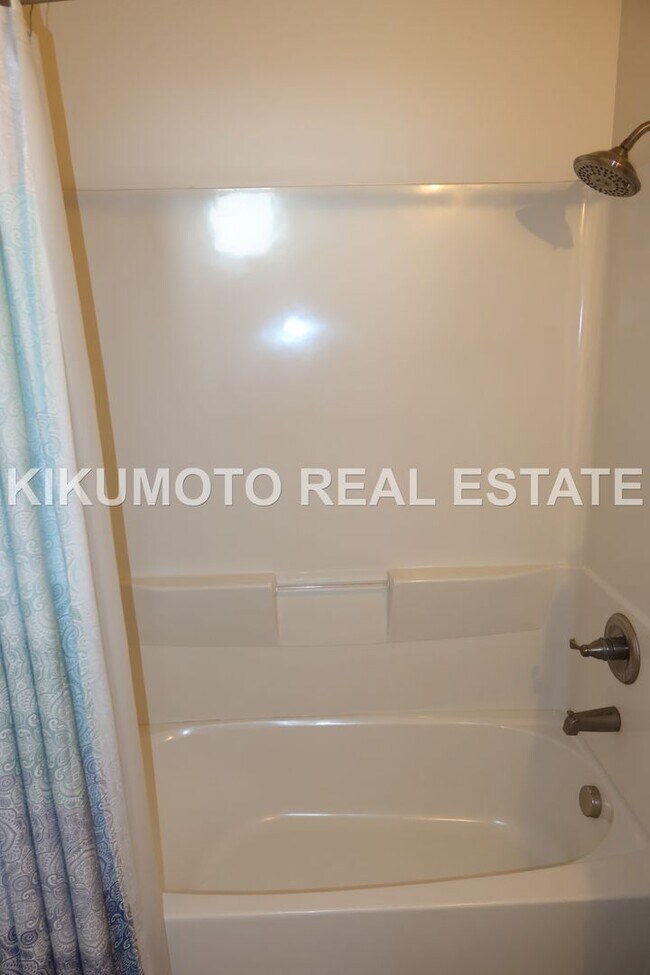 Building Photo - Modern & Elegant Tri-level home in the Riv...