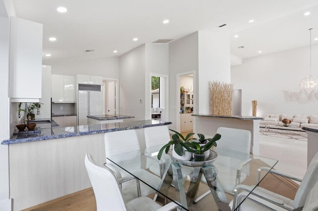 Building Photo - 11180 Isle Brook Ct