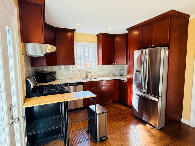 Building Photo - Great 1 Bedroom Home With In Unit Laundry and Private Patio in Menlo Park