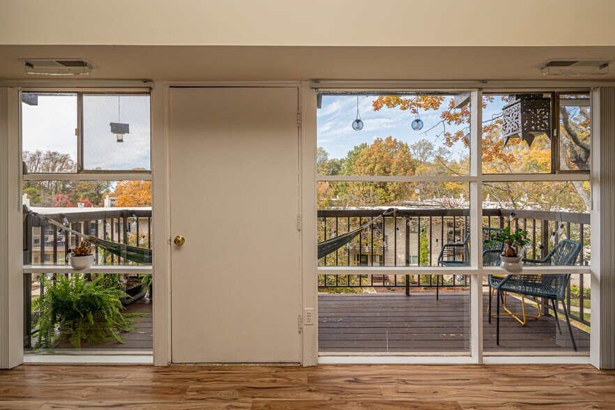 Building Photo - 4965 Americana Dr