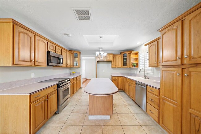 Building Photo - 7710 Antoine Dr