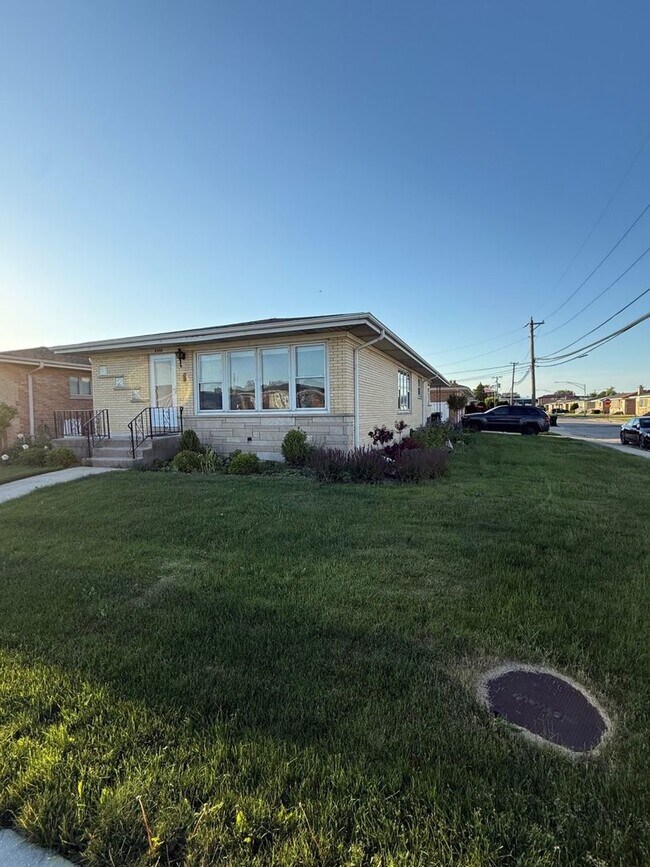 Building Photo - 8500 W Carmen Ave
