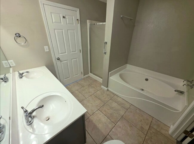 Building Photo - Large 4 Bed / 3 Bath House in Residential ...