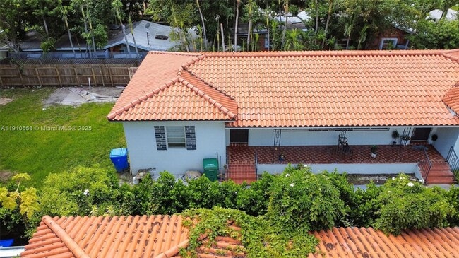 Building Photo - 2744 SW 23rd Terrace