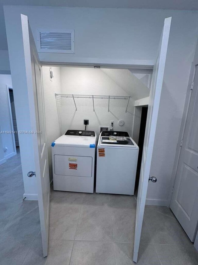 Building Photo - 1549 NE 3rd Ave