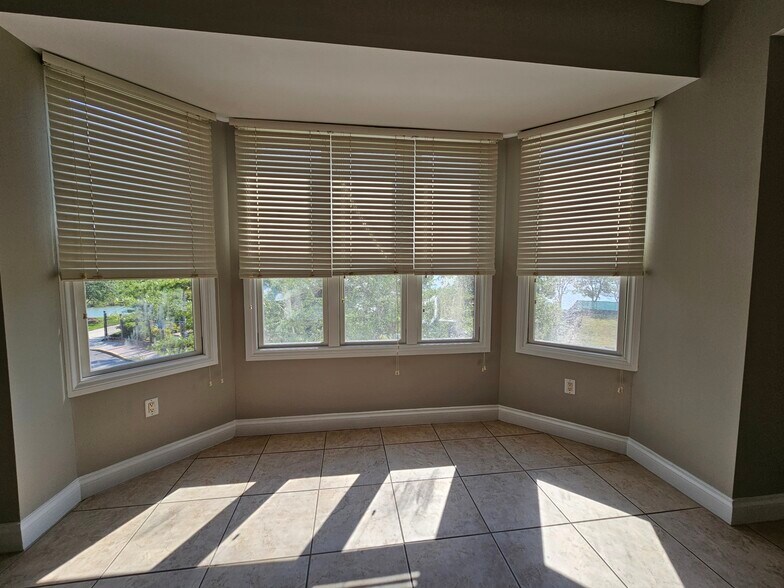 Bay window in lliving room - 8111 Lakewood Main St