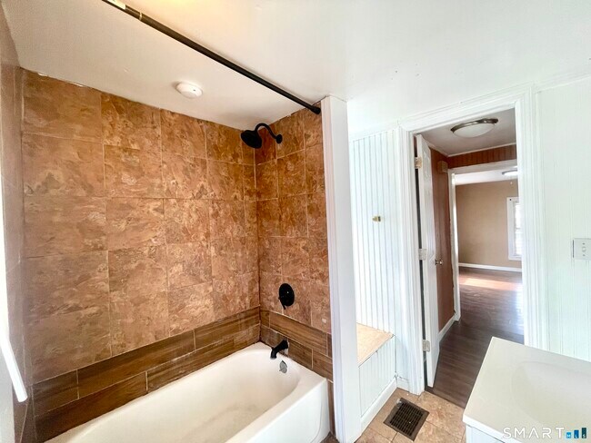 Building Photo - 128 Franklin St