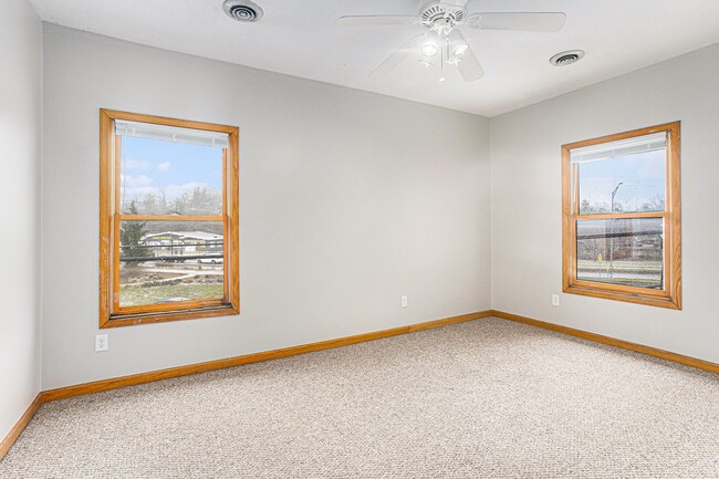 Building Photo - West Lovell 2-Bed/1-Bath upstairs apartmen...