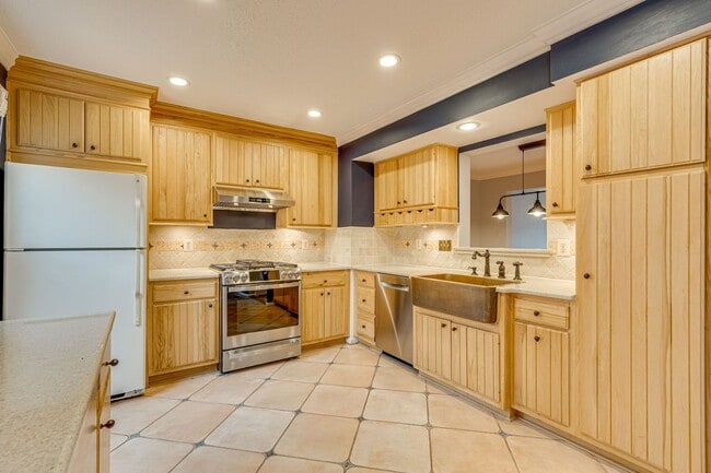 Building Photo - Fantastic townhome in Alexandria