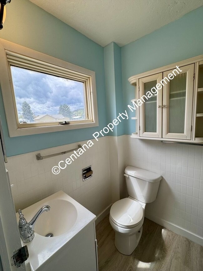 Building Photo - 2 Bedroom 1 Bath Home