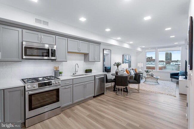 Building Photo - 701 N Henry St