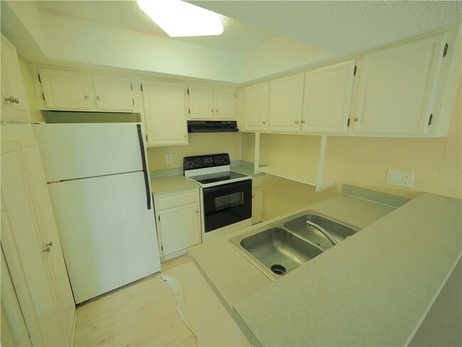 Building Photo - 533 Demarett Dr