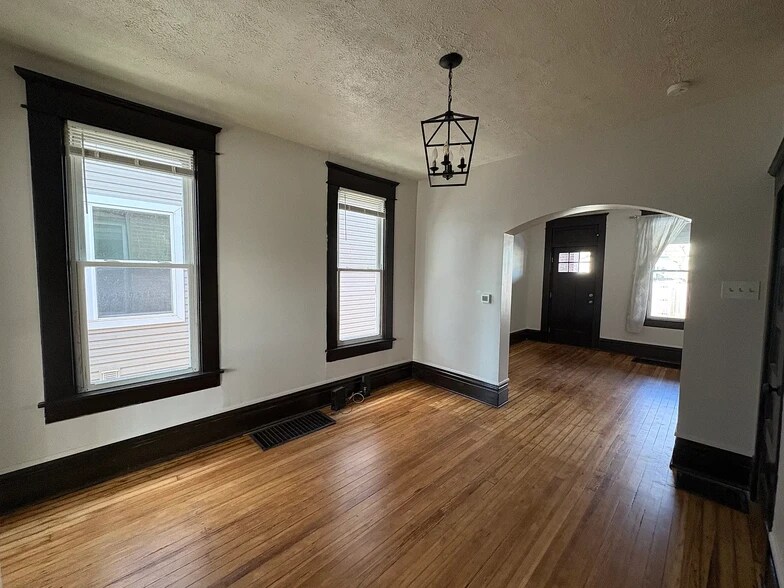 Building Photo - 687 E Columbus St