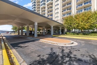 Building Photo - 655 Riverside Dr