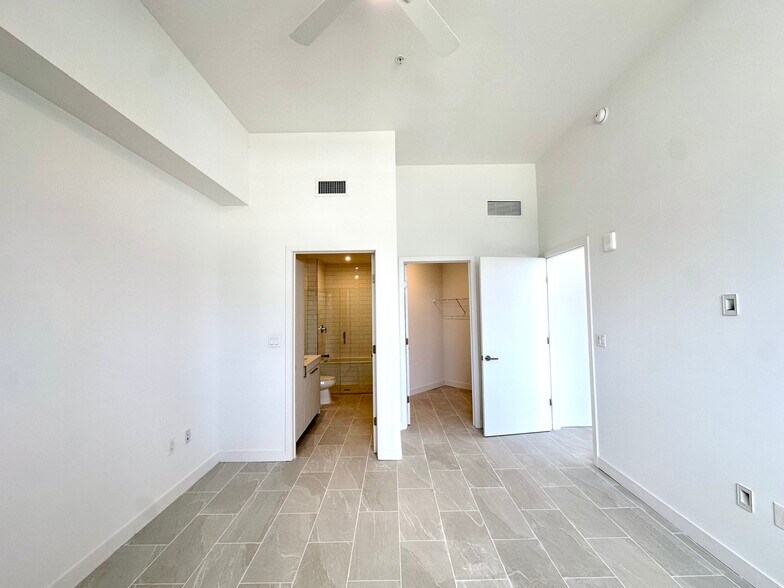 Building Photo - 3026 NW 1st Ave