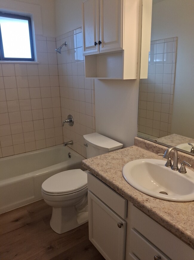 Building Photo - 402 N 19th Ave