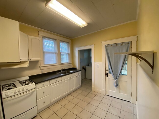 Building Photo - Inviting Home Near ODU