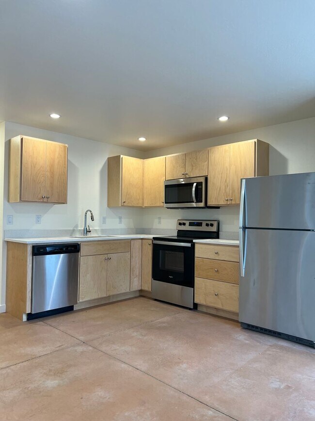 Building Photo - Brand new one bedroom apartment in Central Medford | Available August!