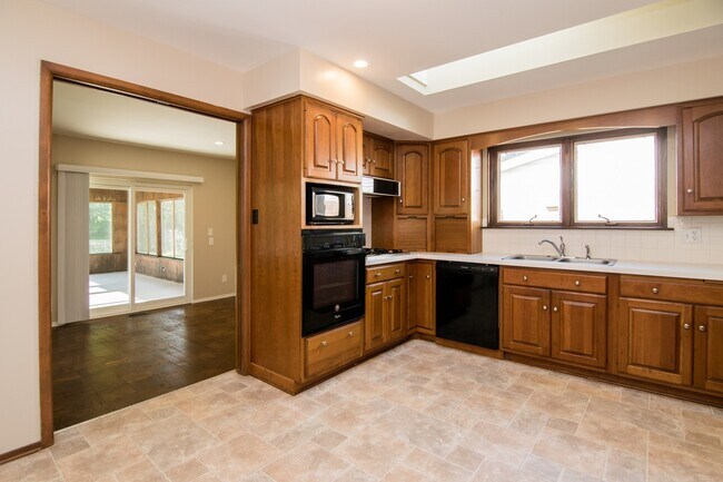 Building Photo - 2751 Aurora St