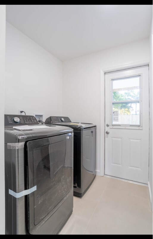 Building Photo - 770 NE 34th Ct