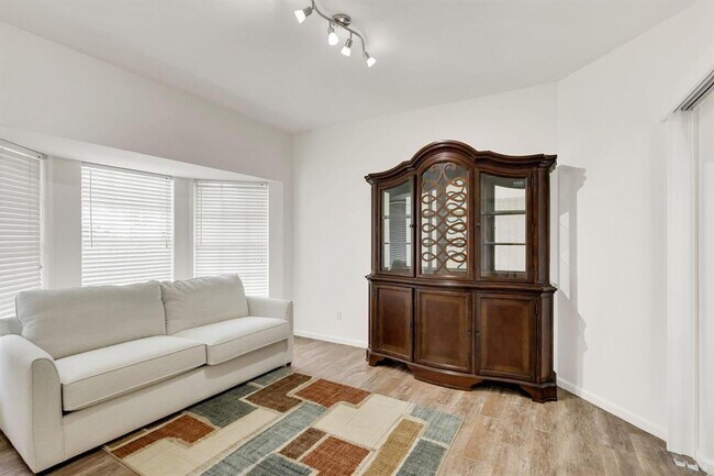 Building Photo - 7334 Pine Creek Way