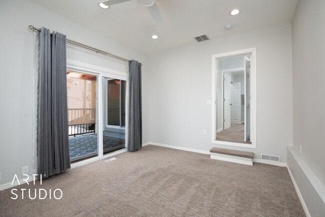 Building Photo - 4 Bed 2 Bath Salt Lake Home For Rent!