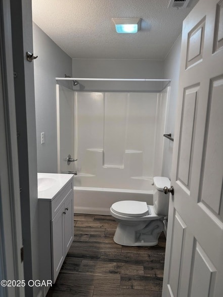 Building Photo - 3905 E 13th St