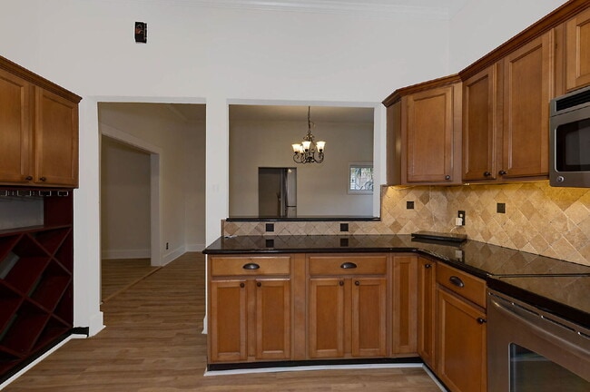 Building Photo - Stunning Renovated 4-Bedroom Home in Lakebottom with Screened Porch & Prime Location Near Fort Mo...