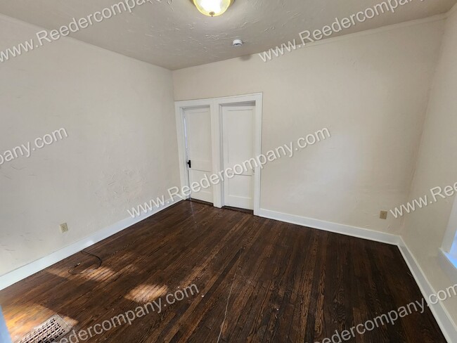 Building Photo - 2 bedroom 1 bath for rent. Located right a...