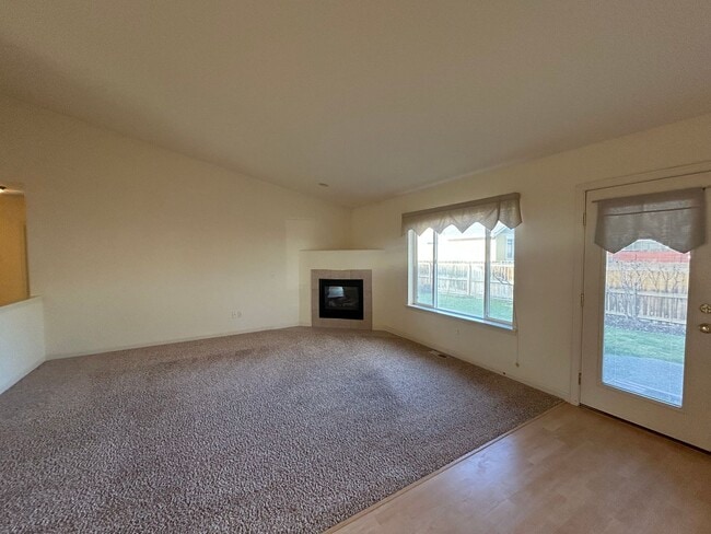 Building Photo - Charming Home Near John Wayne Trail