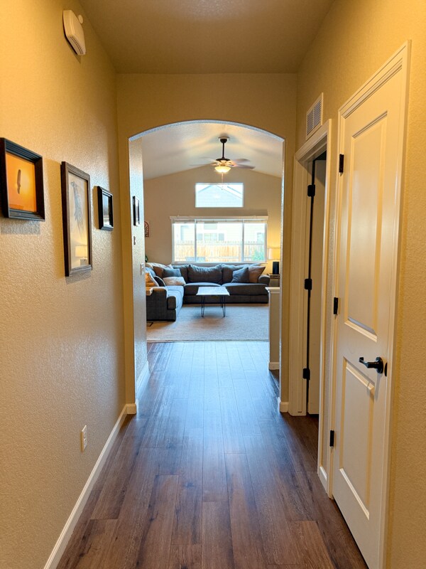 Building Photo - 724 Pioneer Dr