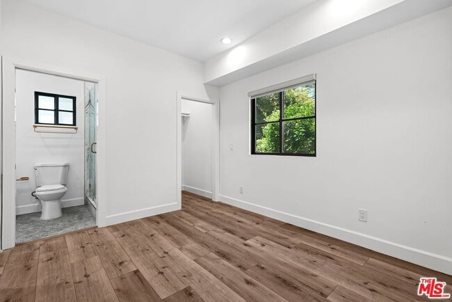 Building Photo - 720 W Altadena Dr