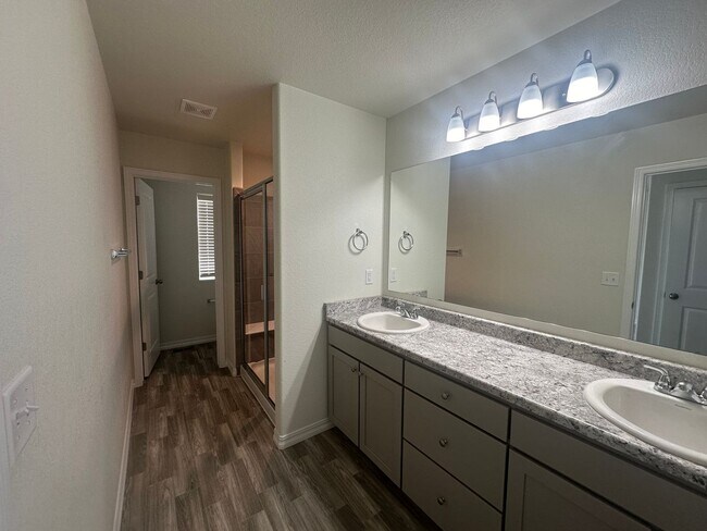 Building Photo - Modern 3-Bed, 3-Bath Home in District 20!!