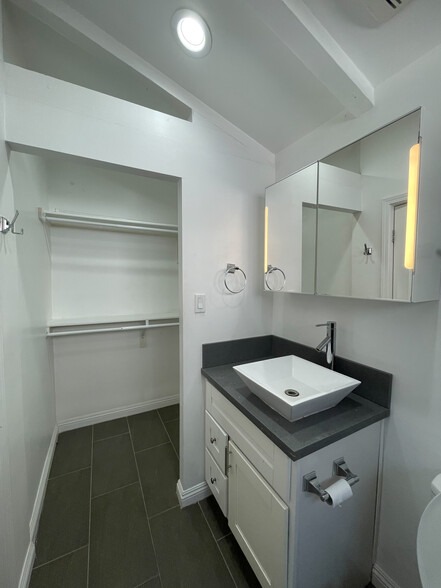 Building Photo - 4559 W 159th St